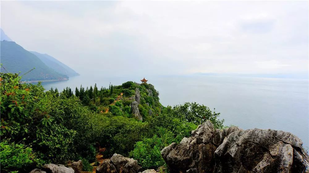 界鱼石界鱼石位于江川县海门,海门为星云湖的出水口,这里有星云湖和