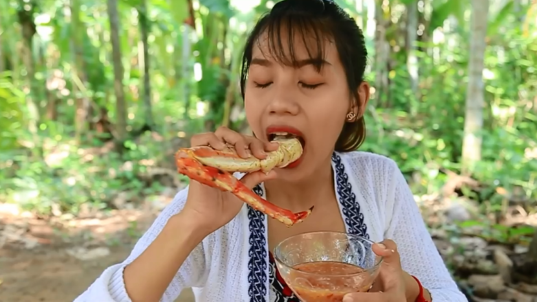 今天这位美女就要把这只巨型帝王蟹做成美食了,我们一起来饱饱眼福吧!