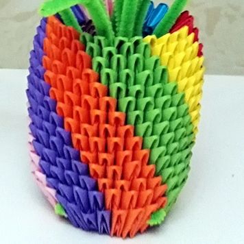 花瓶制作方法:将彩色长方形纸折成三角插,并根据想要达到的效果来插