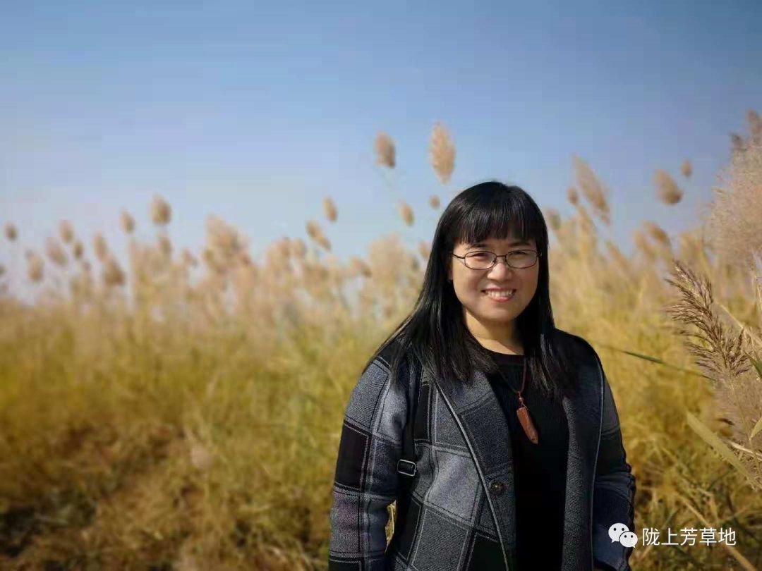 李军芳,甘肃通渭人,现居内蒙古巴彦淖尔杭锦后旗,酷爱文学诗词,爱好