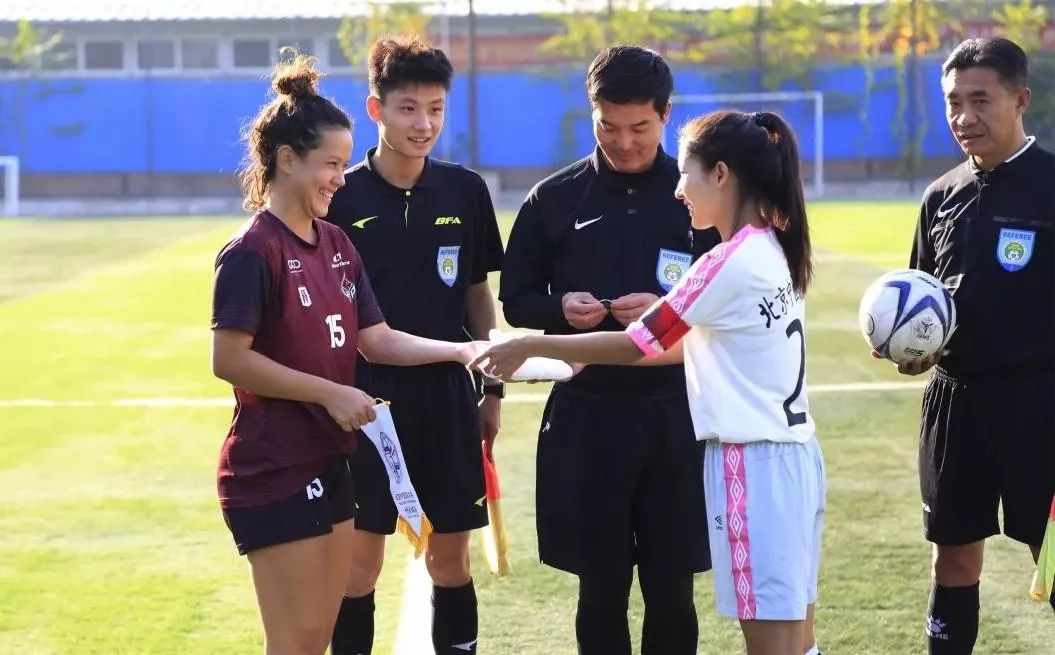 喜报频传我校女子足球队接连获得北京市比赛冠军和友谊赛胜利