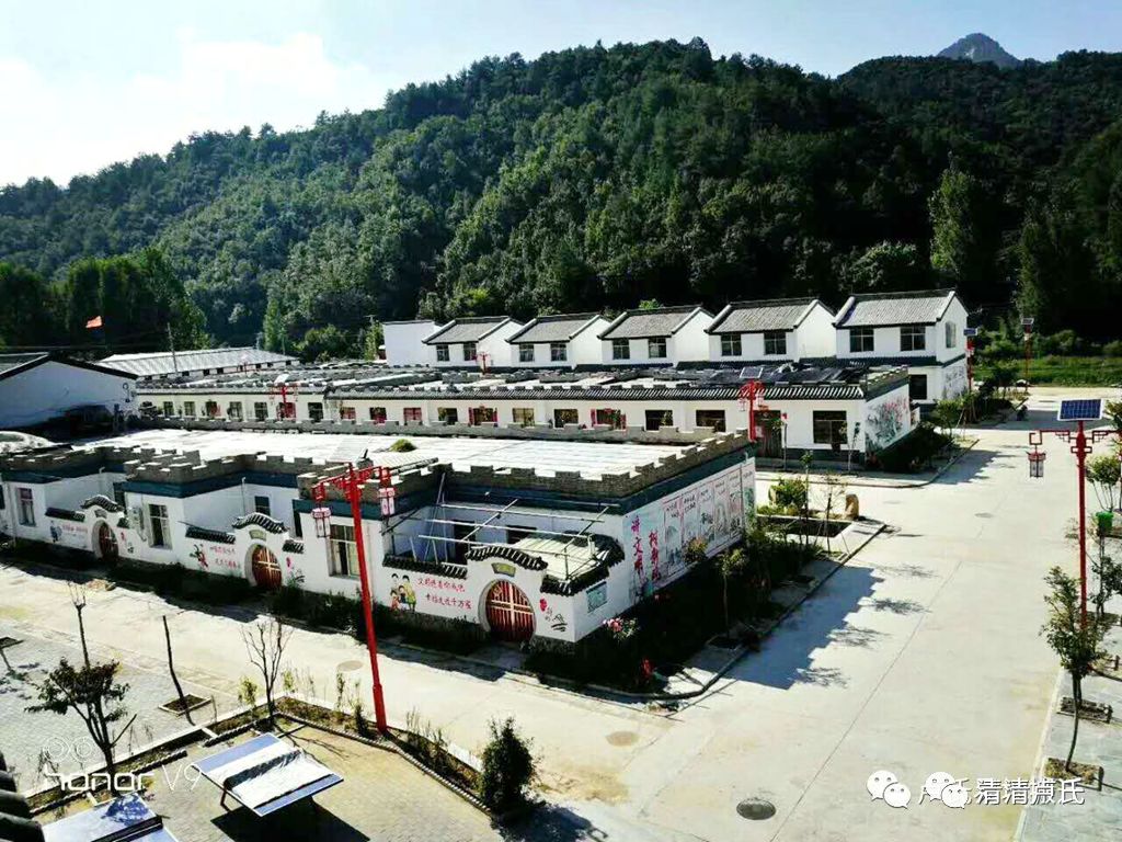 该县朱阳关镇涧北沟村贫困户刘娜,原居住地房屋靠山,出行无路,距镇