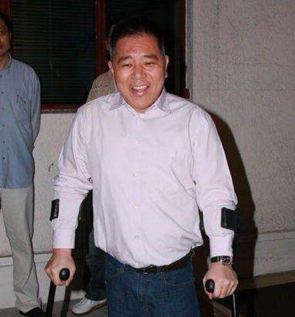 1998年,马廷强离开《东方日报》外出打天下,与马氏家族另一成员马廷伟