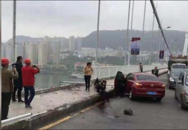 重庆公交车跨中线冲撞轿车,沉入江底!"女司机"没有逆向行驶