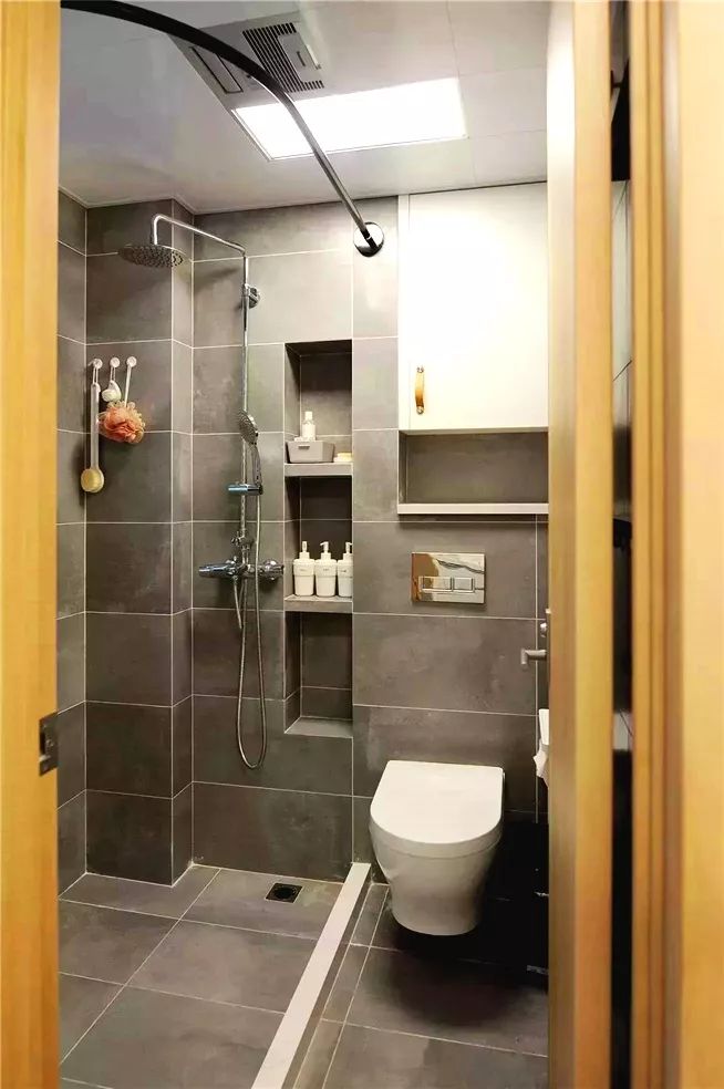 小卫生间干湿分离止水条 浴帘就可以搞定.灰砖 壁龛设计整齐又实用.
