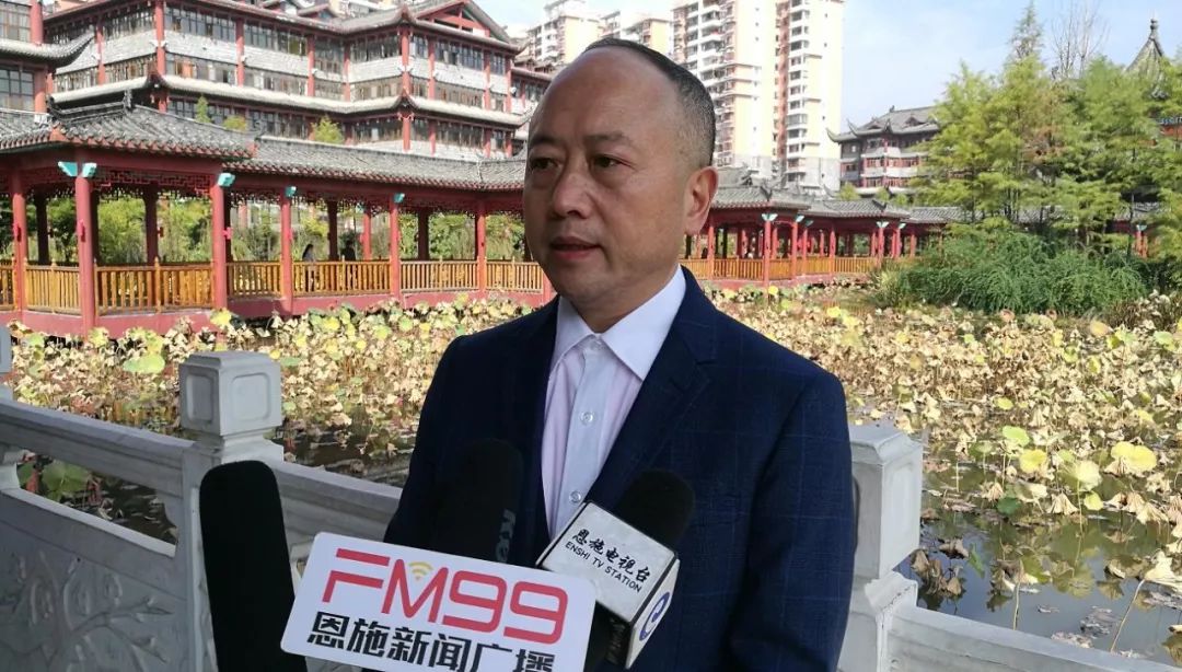 图为华龙集团董事长,华龙总医院董事长龙华阶接受记者采访.