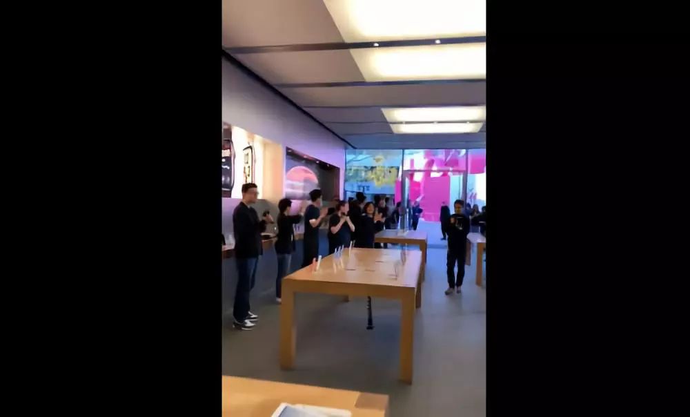 蘋果、華為新機同一天發售，這組店門口的對比照刷屏了！ 科技 第5張