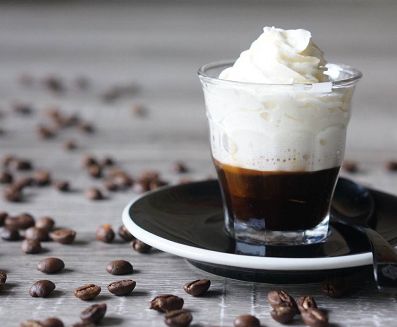 康宝蓝的制作方法很简单,在浓缩咖啡的表面加入打发过后的淡奶油即大