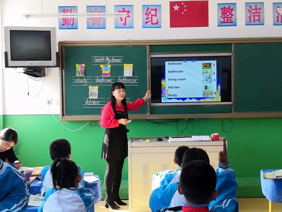 饶河农场场直小学深入开展课堂教学评估研讨活动