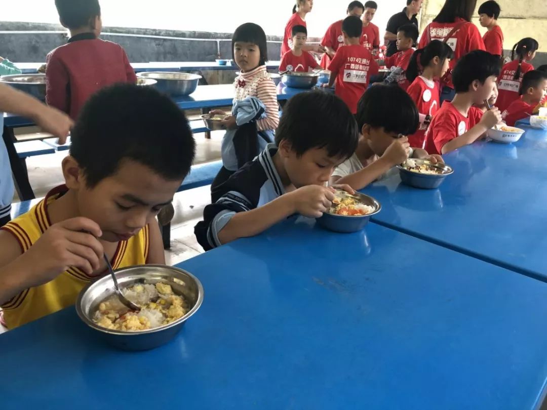 爱的后备箱公益金秋十月收获和奉献的时节一起走进荣朋村小学