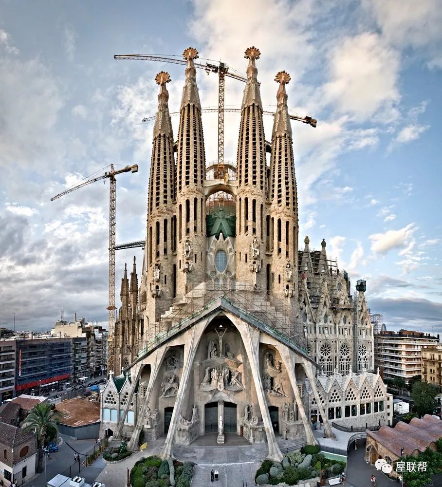由加泰罗尼亚建筑师安东尼高迪(antoni gaudí)于1882年设计的圣家堂
