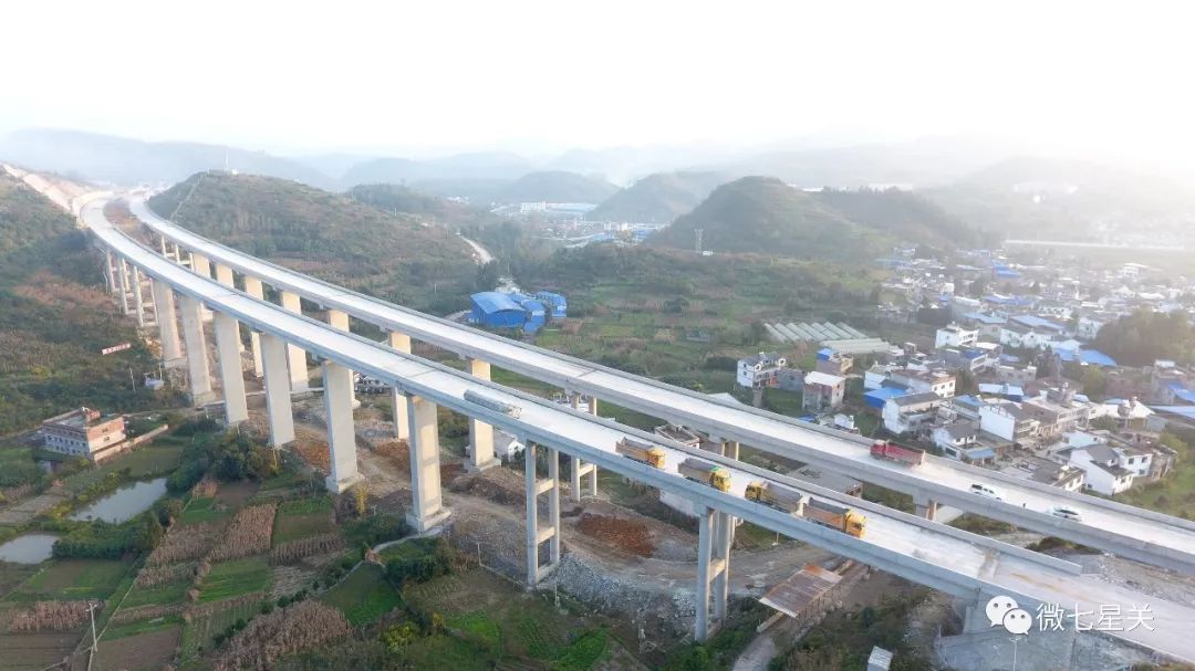 属毕节环北高速公路,起点位于大方县东关乡,与黔西至大方高速公路顺接