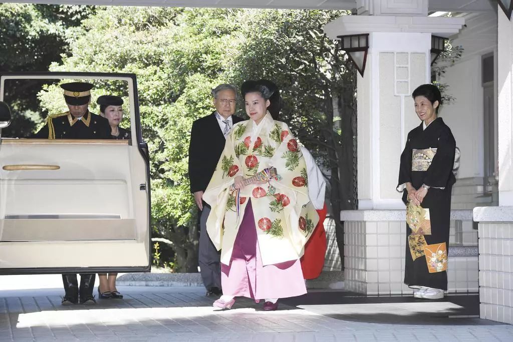 婚礼当天绚子公主身着平安时代贵族服饰"袿袴,配以当时的"大垂发"