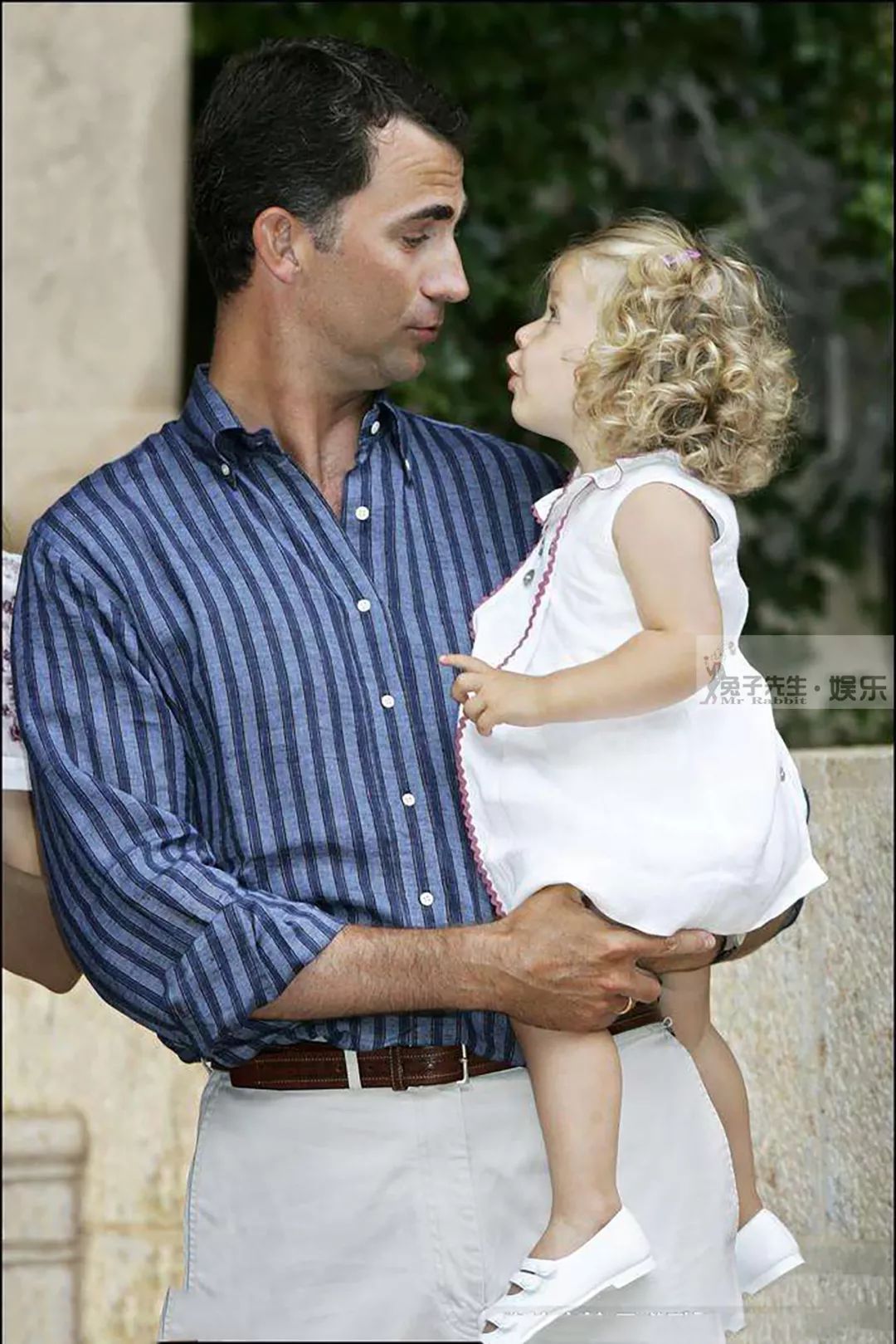 西班牙国王和女儿手牵手,捏公主小脸,爸爸好宠