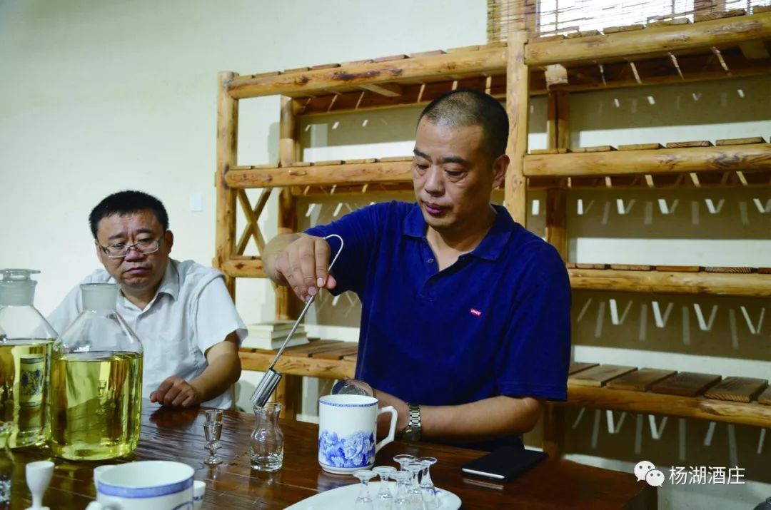 李宪德(右)贵州大学酿酒与食品工程学院院长邱树毅与团队共同刊发《杨