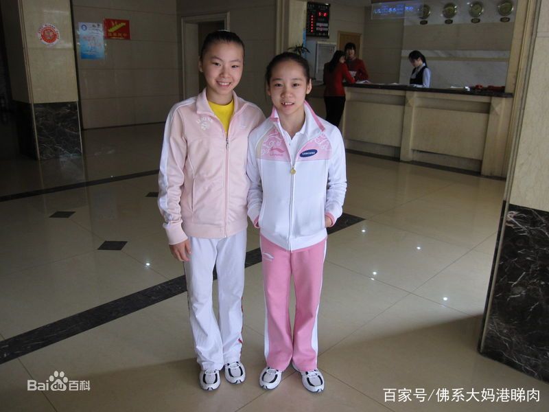 1998年,邓杰古一家迁往阜阳市区,邓琳琳的哥哥邓枭枭被体操教练郭少华