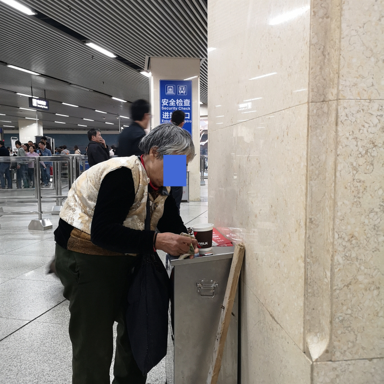 汉口火车站地铁售票区窗口乞讨人员扎根