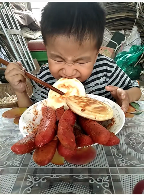 媒体倡导，校长与孩子共餐，平等共享饮食文化