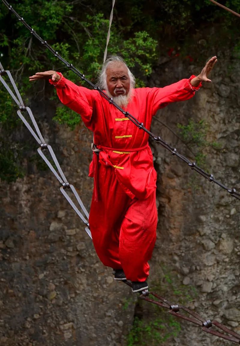 对于江油"铁索飞渡"大家并不陌生,一位长须老人长年在山顶表演,凡是到