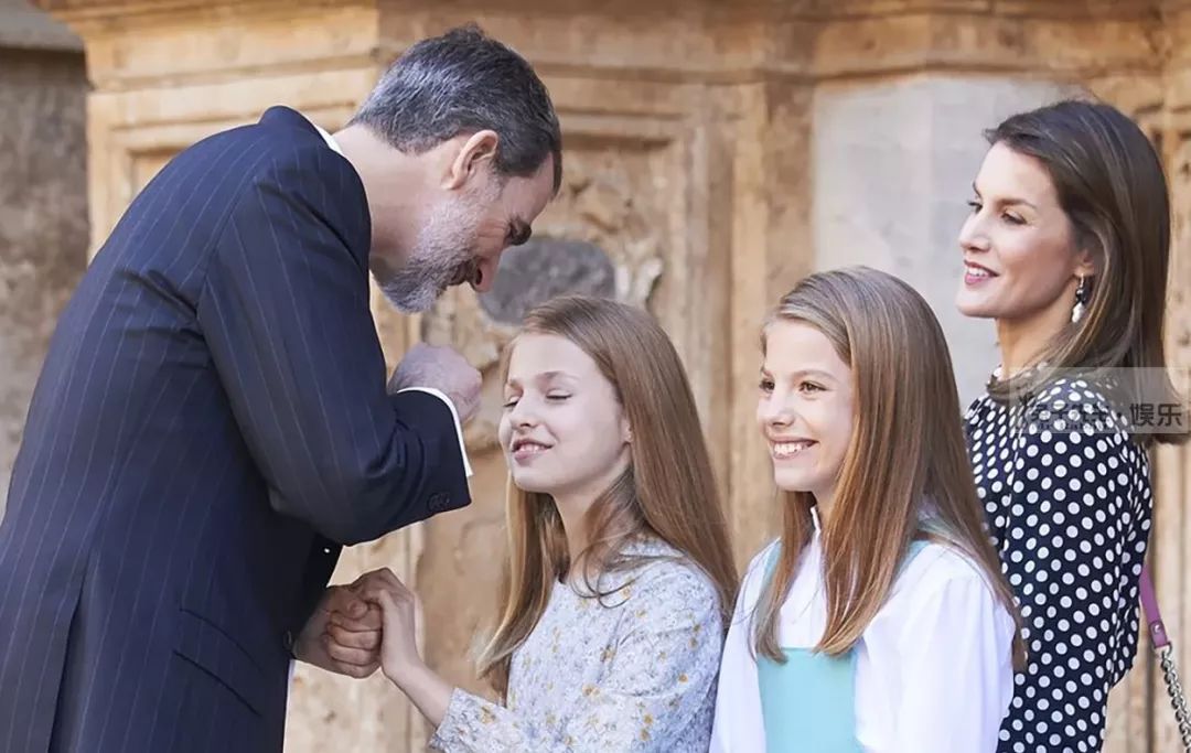 西班牙国王和女儿手牵手,捏公主小脸,爸爸好宠