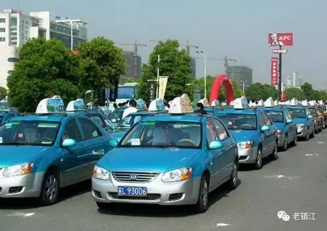 目前,镇江仅市区已有10家出租汽车公司,营运出租车1523辆,出租车驾驶