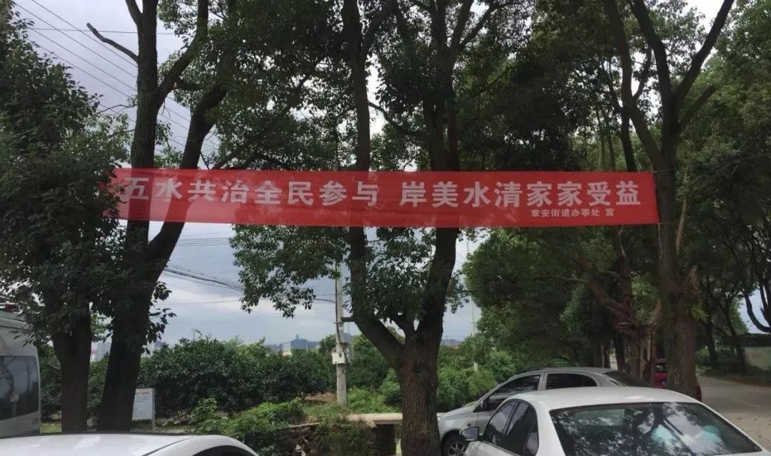 街道在东门头河中学边,派出所边上的墙体绘制大型墙绘的基础上,在东埭