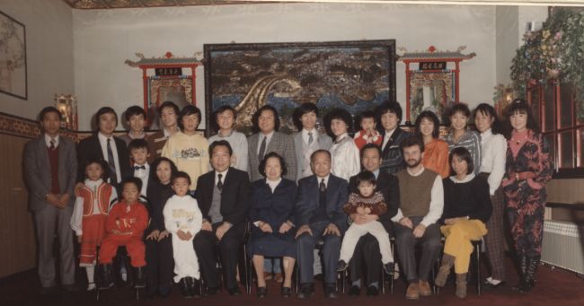 1986年11月16日胡氏家族四代合影于都灵,前排右四为胡允迪先生