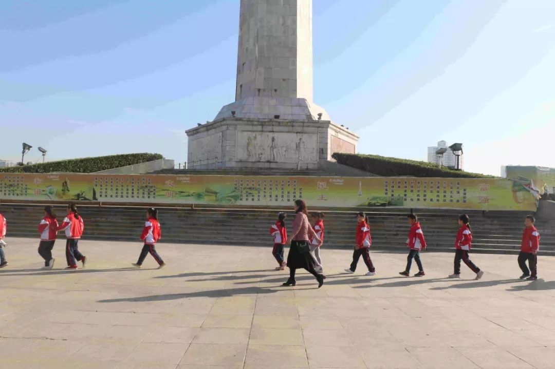 南阳市第三十七小学组织学生到解放广场德育实践教育活动掠影_纪念碑