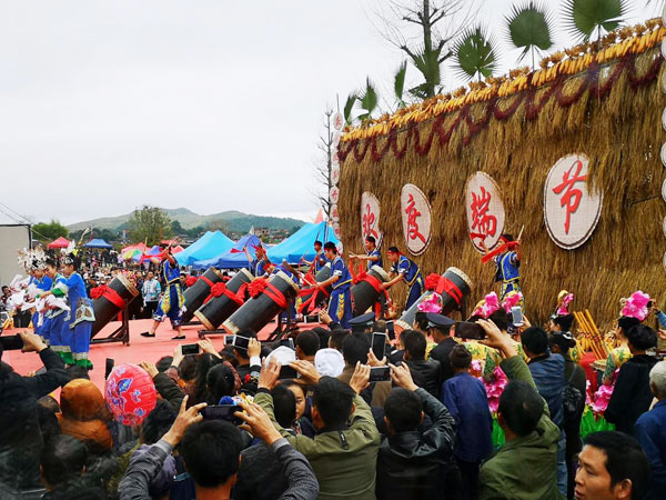 首届"中国农民丰收节"暨三都水族端节文艺扶贫文艺演出在黔南三都举行