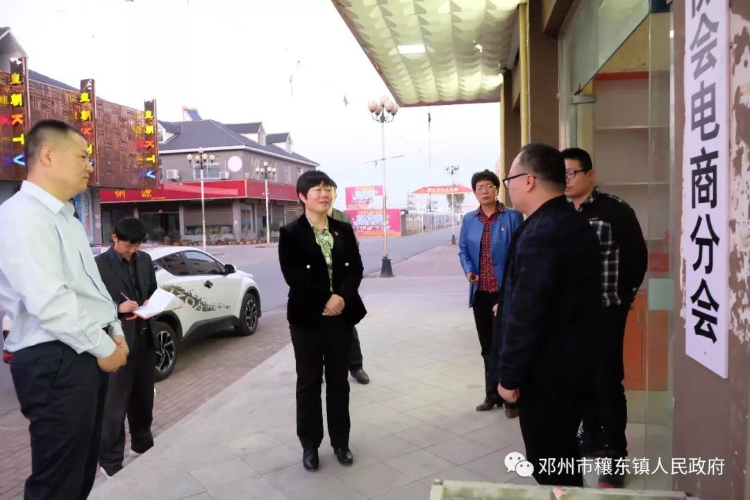 邓州市委副书记王兵在穰东调研时指出:把服装的电商扶贫和加工扶贫有