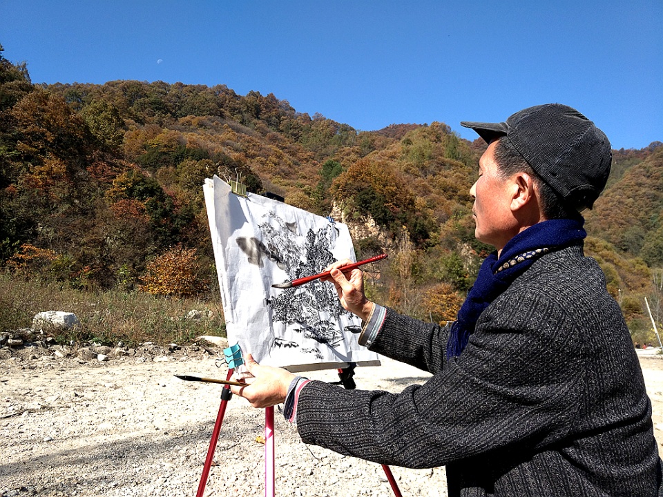 著名画家范崇岷写生秦岭