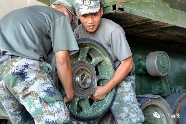 他当过武警,二次入伍后成为陆军战士,并晋升为士官