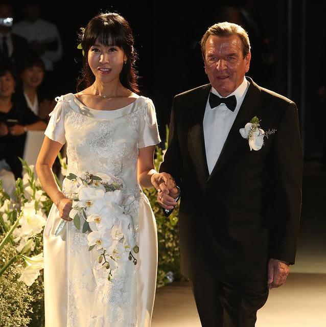 结婚第5次的德国前总理施罗德娶韩国太太，婚礼上竟然出现了他