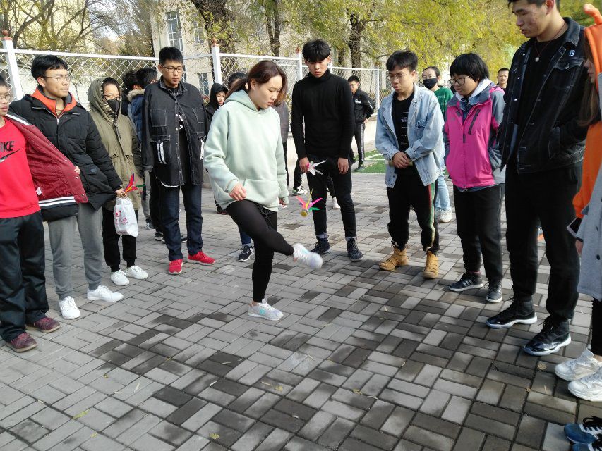青春色彩绳毽飞扬康复医学院参加跳绳踢毽子比赛