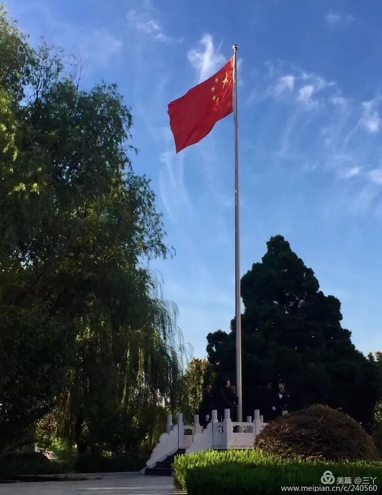 鲜艳的五星红旗迎风飘扬