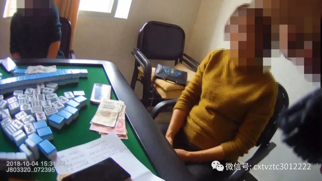 坐满了前来打麻将的人员,麻将桌上还摆放着大量现金,男男女女赌博的