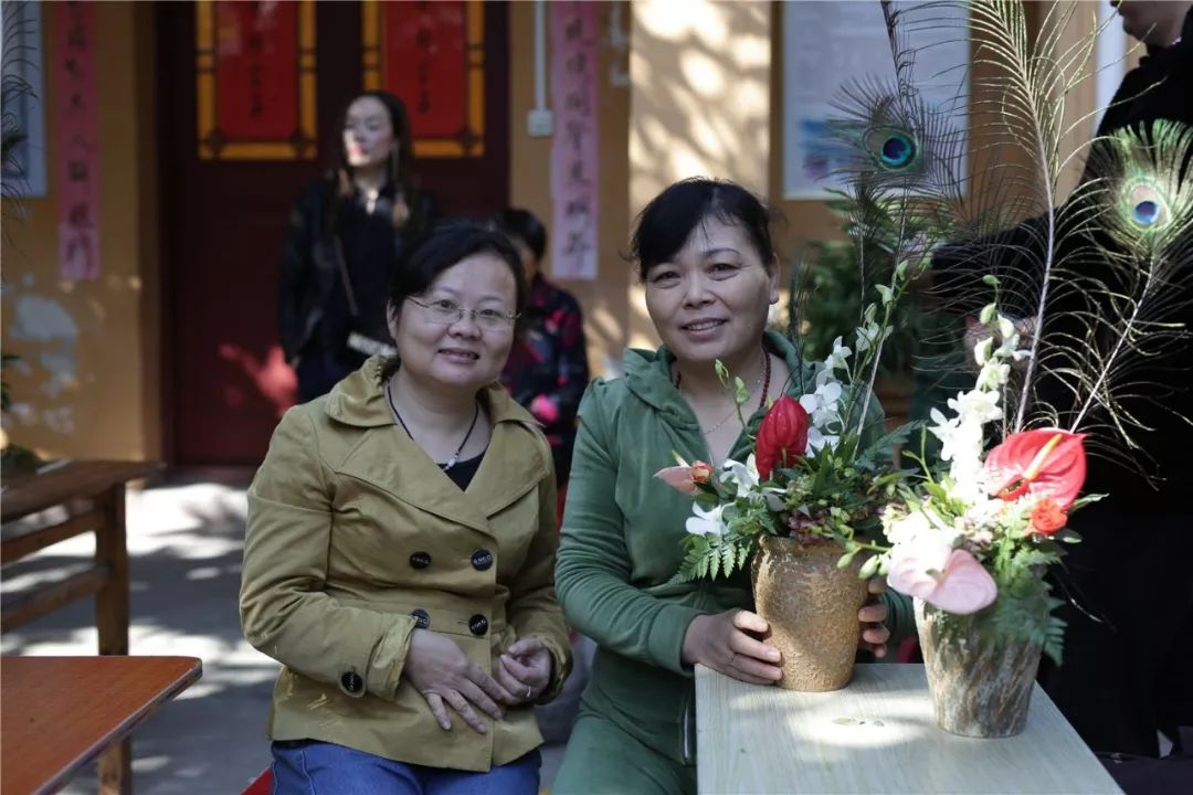 献花供佛庄严相好安国寺佛前献花农历九月十九丨恭迎观音菩萨出家纪念