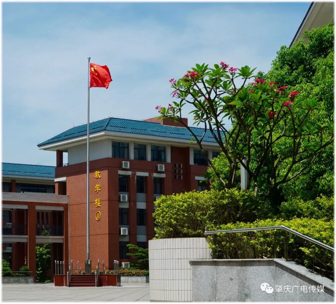 在近千年的历史长河中,肇庆市中学的前身两地迁徙,十次改名.