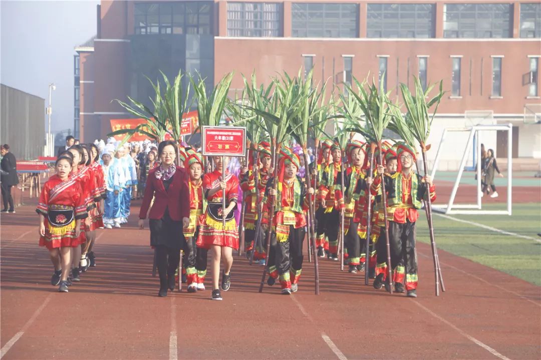 泸州七中佳德学校第六届田径运动会暨中学部第二届民族文化运动会开幕
