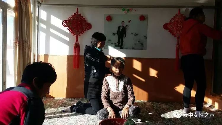 喜迎妇女十二大—托克托县古城镇妇联组织巾帼志愿者开展敬老月活动