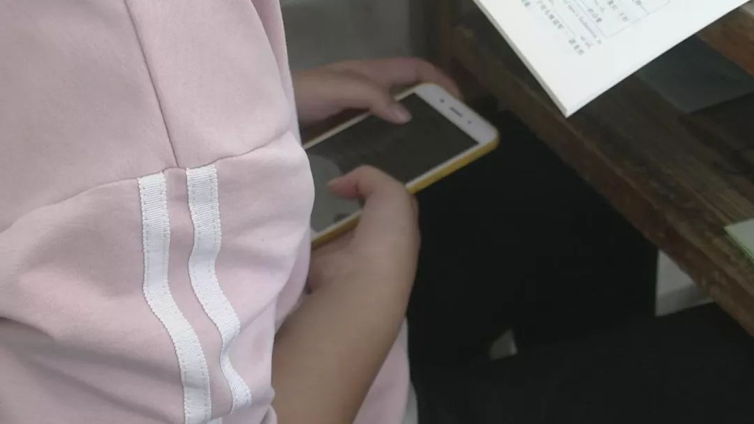 短视频宾阳某中学学生问上课玩手机怎么了老师正面回应
