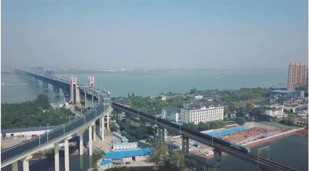 为大家献上了精彩纷呈的文艺节目 第一站 九江长江大桥 位於江西省