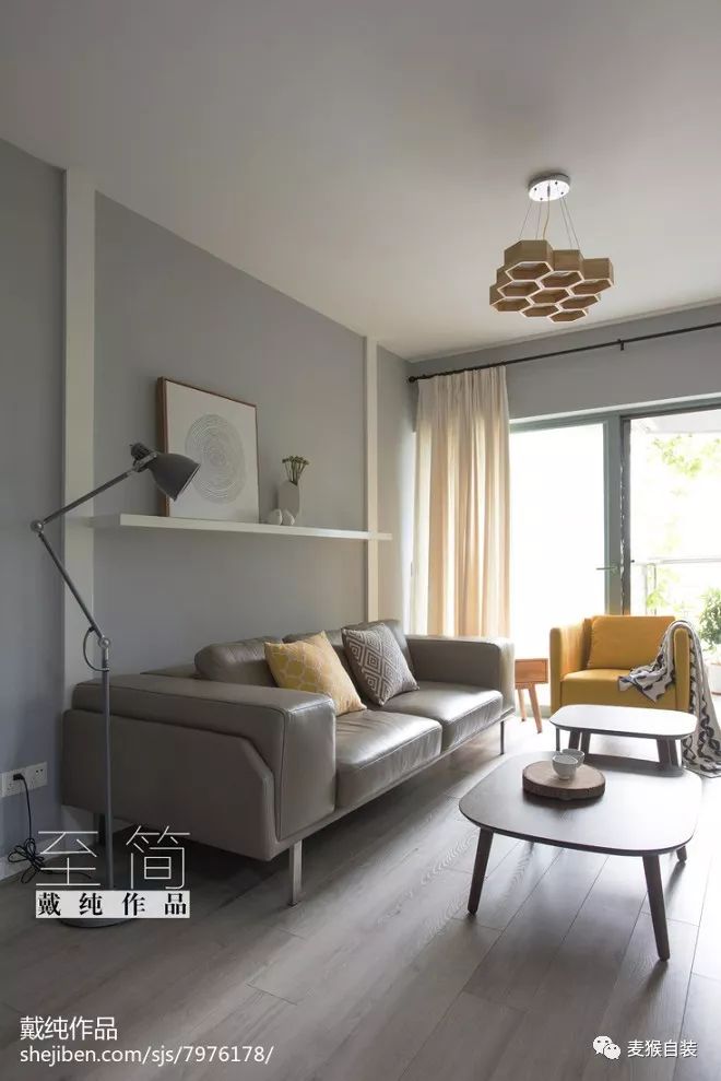 灰色皮沙发搭配胡桃木色组合茶几,强调质感.