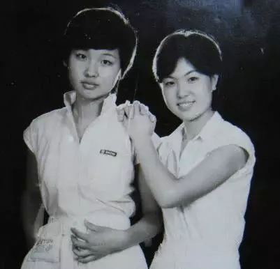 80年代女性老照片:两名短发女学生!