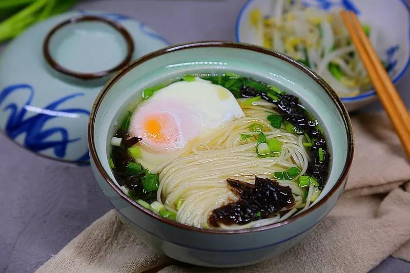 食材细挂面150克,紫菜一小块,鸡蛋2个香葱适量,香菜适量步骤1,取一个