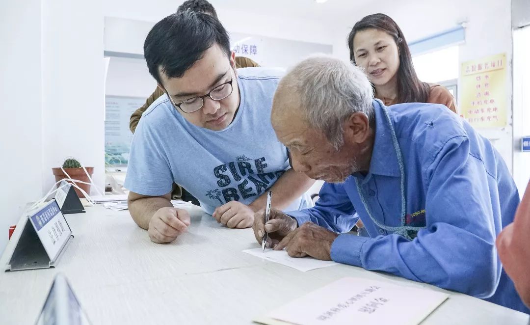 海陵区江州路大桥下面,破旧的船上一对夫妻相依为命二十年,最近