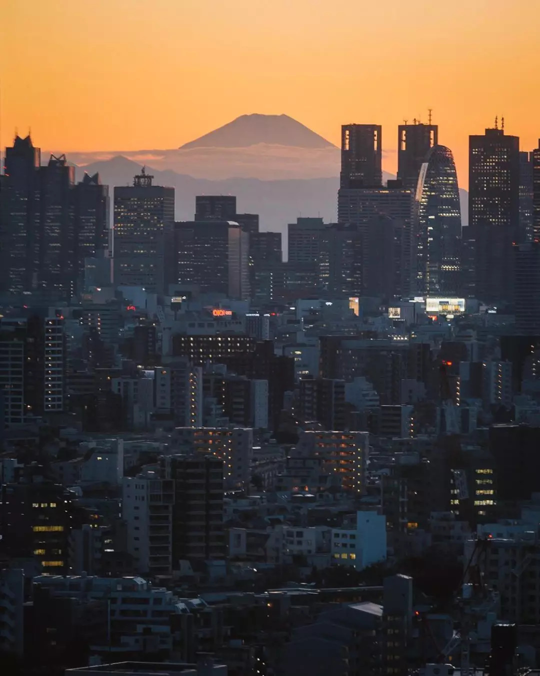 夕阳中的富士山与城市剪影▼