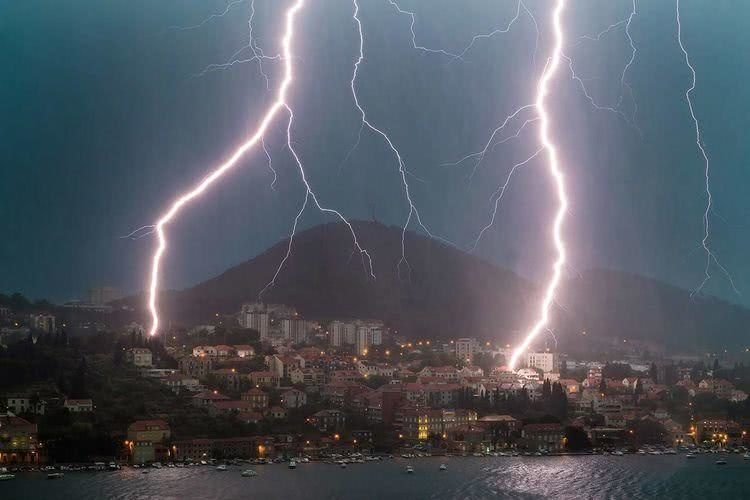 雷击事件,被雷劈过的人,身上留下了特殊标志!