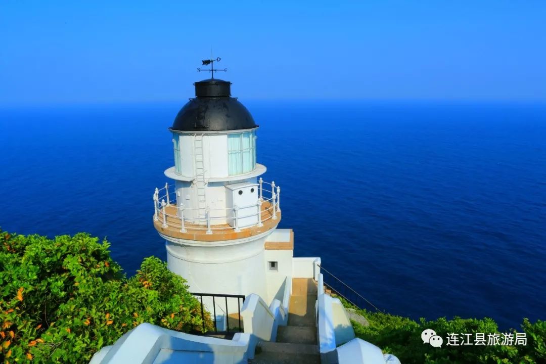 "瀚海广阔,引人沉沦,而灯塔的光却是唯一的指引,照亮迷途