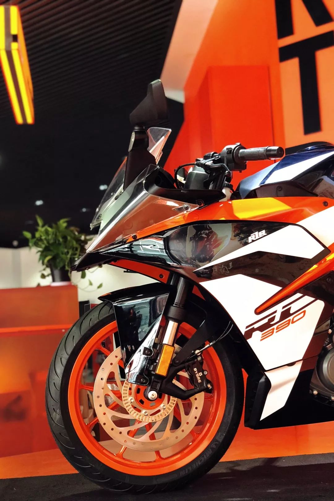 赛道见真章,ktm 新 rc390 弯道火箭升级,"锁"向披靡人生